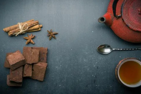 Tea composition with marshmallow, tea cup and traditional teapot on dark back Foto stock