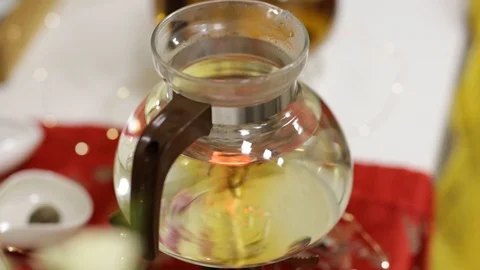 Tea in a glass teapot Stock-Footage 122519862