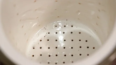 Tea leaves are poured into tea leaves Video stock 85434288