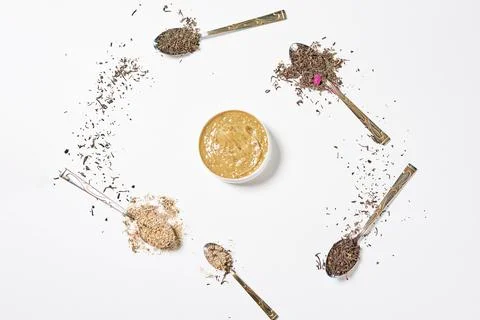 Tea leaves based anti-aging lift cream Foto stock