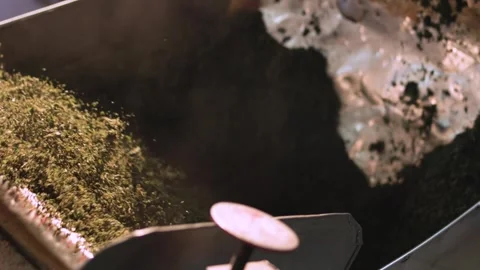 Tea leaves Grinder 스톡 동영상 288848131