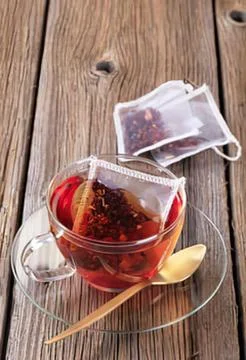 Tea with lemon and tea bag on wooden table Foto stock