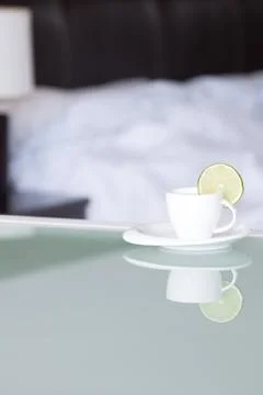 Tea with lemon on the background of the bed and the lamp Stock-Fotos
