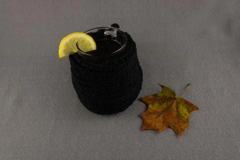 Tea with lemon maple leaf Stock-Fotos