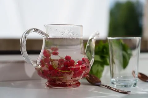 Tea made from red currant berries. Фото