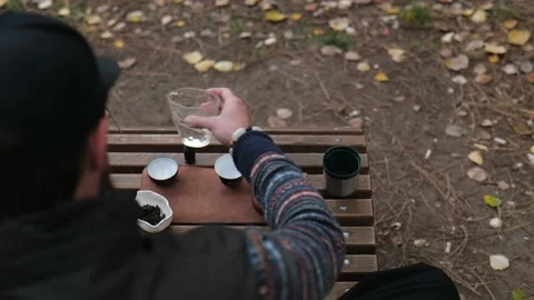 The tea master pours boiling water into the bowls Vídeos de archivo 229860603