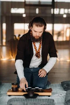 The tea master is preparing to hold a tea ceremony in the interior Stock-Fotos