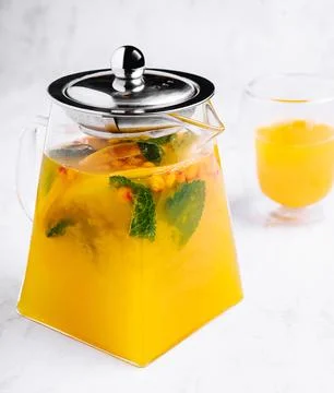 Tea with mint and orange. aromatic hot drink in glass jar. Foto stock