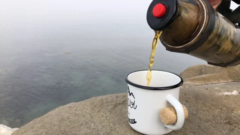 Tea on the nature of rustic mugs Vidéo 104261061