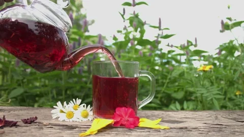 Tea in nature. Slow Motion 2x. Stockbeeldmateriaal 153353342