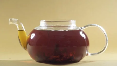 Tea particles brewing in the glass tea pot Stock Footage 252668819