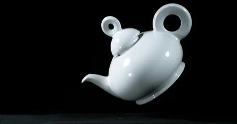 Tea-Pot falling on Black Background Foto stock