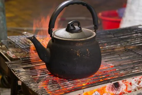 Tea pot on open fire Stockfoto's