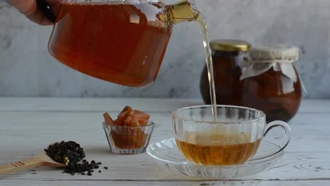 Tea is poured from a teapot into a cup 库存影片 233176753