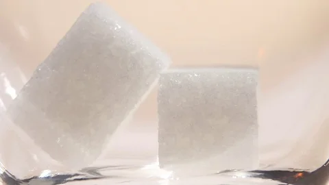 Tea is poured into two pieces of sugar. Slow motion Vidéo 73851805