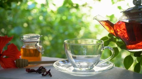 Tea served into cup on saucer from kettle Vídeo Stock 112641345