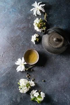 Tea with spring flowers Foto stock