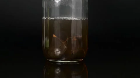 Tea Steeping in Jar Stockbeeldmateriaal 61327272