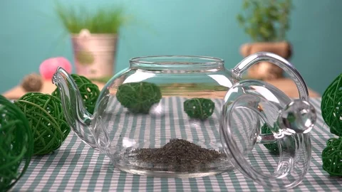Tea into a teapot Video stock 79822449