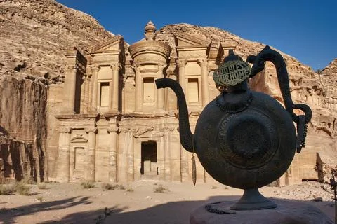 Tea time at the monastery (Al-Deir), Petra Fotos de archivo