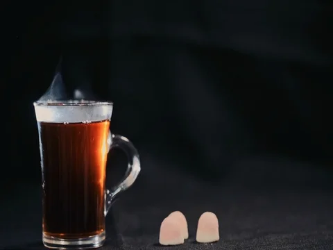 Tea in transparent Cup on a dark background. Slow motion Vidéo 73671495