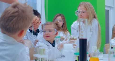 Teacher and students doing science experiment in school classroom. Children in Vídeo Stock 85803318