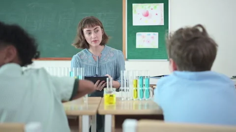 Teacher and students, Learn and experiment with science Stock Footage 285303554