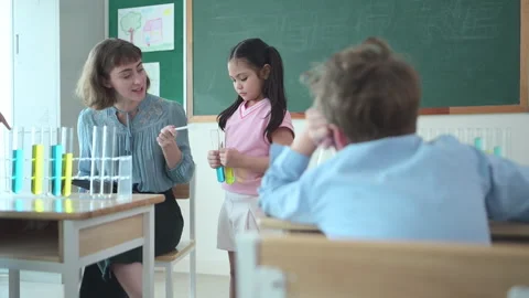 Teacher and students, Learn and experiment with science Stock Footage 285309040