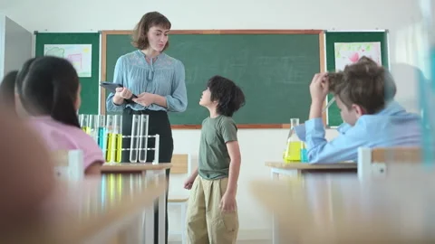 Teacher and students, Learn and experiment with science Stock Footage 285309519