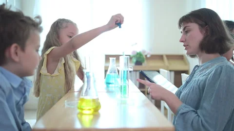 Teacher and students, Learn and experiment with science Video stock 285309722