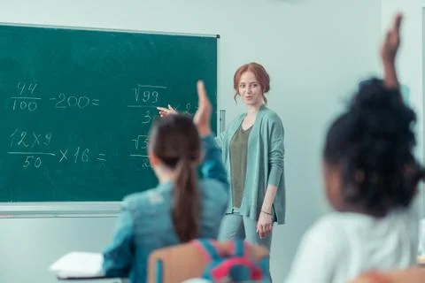 Teacher asking pupils about solution of the problem. Stockfoto's