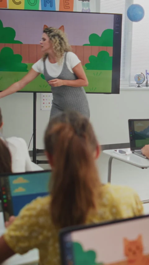 Teacher Educating Young Students During Digital Art Class, Showing Creative Stock Footage 315470481