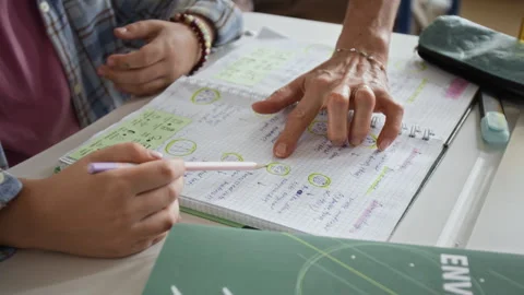Teacher Explaining Biology Notes to Student in Classroom Vídeo Stock 345245816