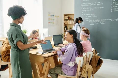 Teacher explaining material to students Foto stock