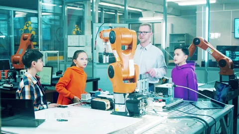 Teacher explaining robotics to children. Technology, school education concept. Video stock 228029814