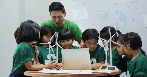 Teacher explaining to student in classroom about ecology project. Stock Footage 111407652