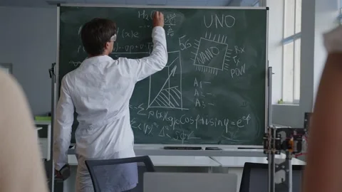 Teacher explains the material to the students 스톡 동영상 157636525