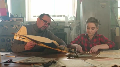 The teacher explains the structure of the aircraft to the student Vidéo 171010681