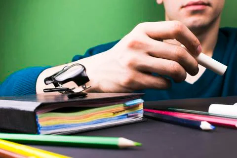 The teacher explains the topic with chalk in hand. Close-up. The concept of t Stock-Fotos