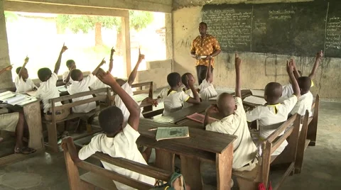 TEACHER IN FRONT OF CLASS IN GHANA Vídeos de archivo 60116098