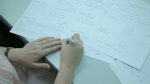 Teacher gives score 1 Stockbeeldmateriaal 268281553