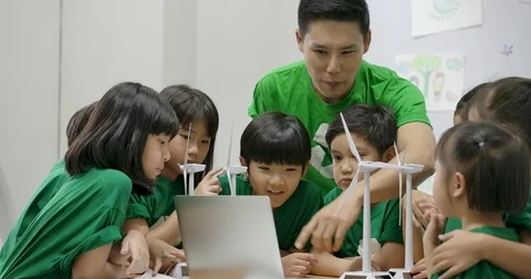 Teacher having recycling lesson to elementary students in class. Vídeos de archivo 112575895