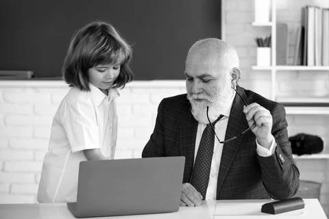 Teacher help to learn. Happy lessons. Back to school. Education and learning Foto stock