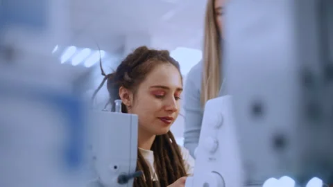 Teacher helping a student at a sewing machine Vídeo Stock 335930969