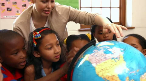 Teacher looking at globe with pupils Stock-Footage 47497875