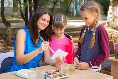 The teacher at the master class shows an example Foto stock
