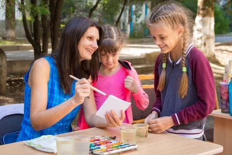 The teacher at the master class shows an example, cheerful laughter The te... Fotos de archivo