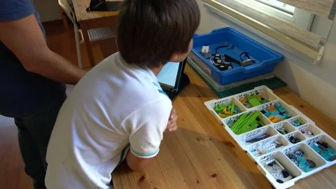 Teacher of robotics exlains the task to the pupil Vidéo 162582211