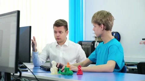 The teacher shows the student examples of 3D models Vidéo 171291789