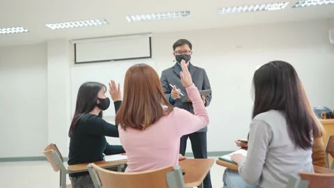 The teacher stands in front of the classroom teaching students in the classro 스톡 동영상 147957134